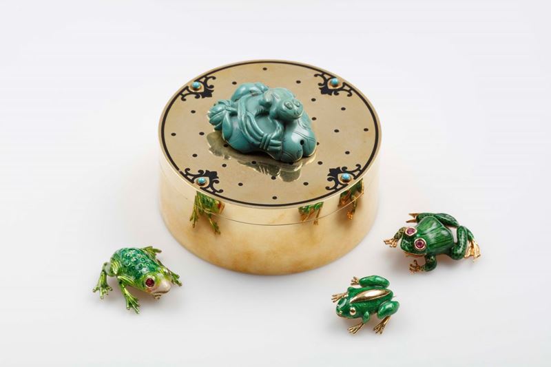 Gold, enamel and turquoise Frog box with three enamel and gold brooches  - Auction Fine Jewels - II - Cambi Casa d'Aste
