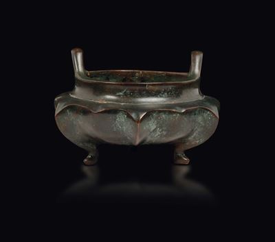 Incensiere in Bronzo con Manici con Corpo a Guisa di Fiore di Loto, Cina, Dinastia Ming, XVII Sec...