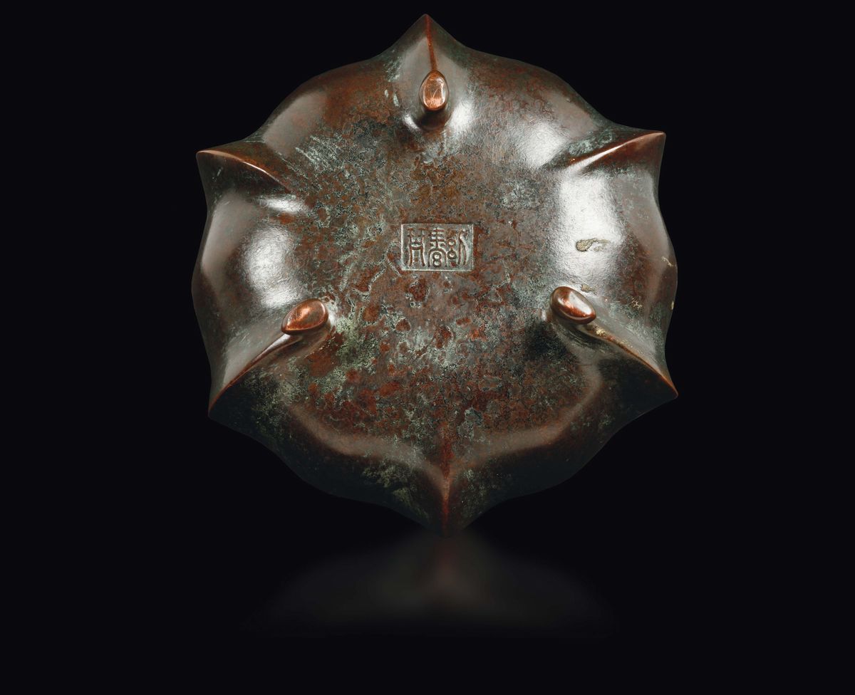 Incensiere in Bronzo con Manici con Corpo a Guisa di Fiore di Loto, Cina, Dinastia Ming, XVII Sec...
