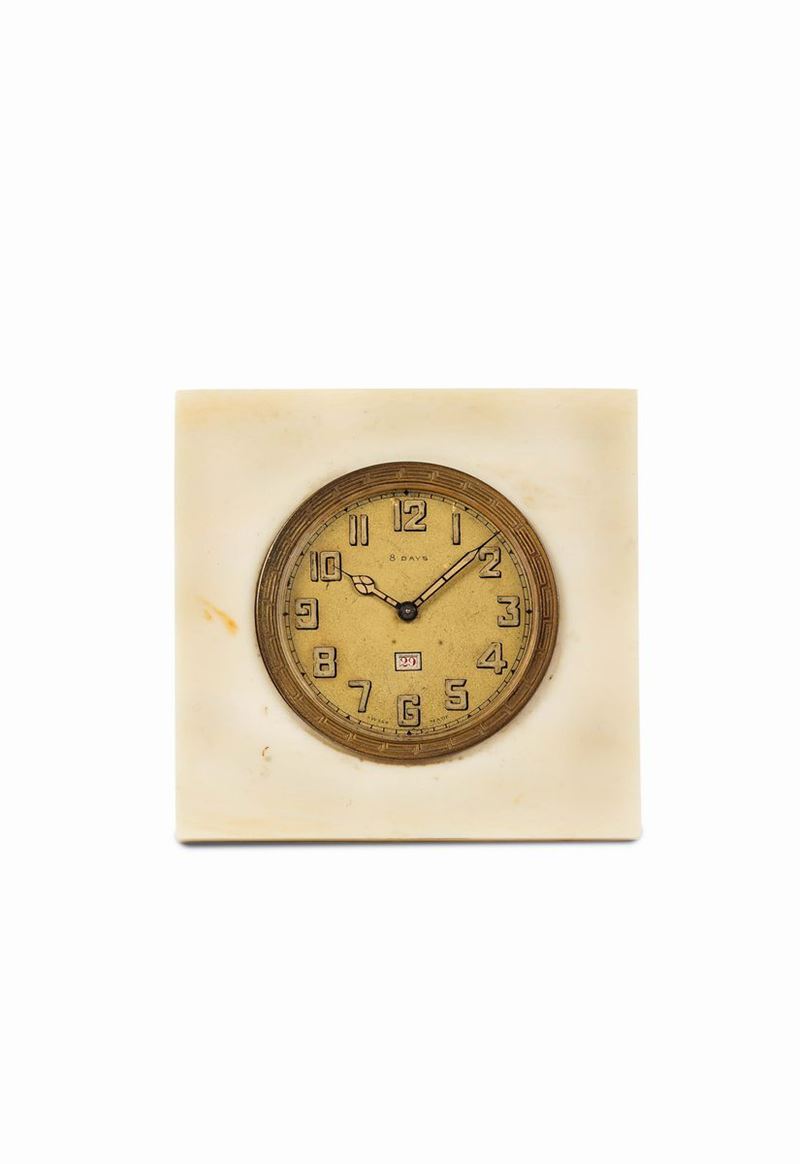 ANONIMO, orologio da scrivania, in avorio, con datario e 8 giorni di riserva di carica. Realizzato nel 1920  - Asta Orologi da Polso e da Tasca - Cambi Casa d'Aste