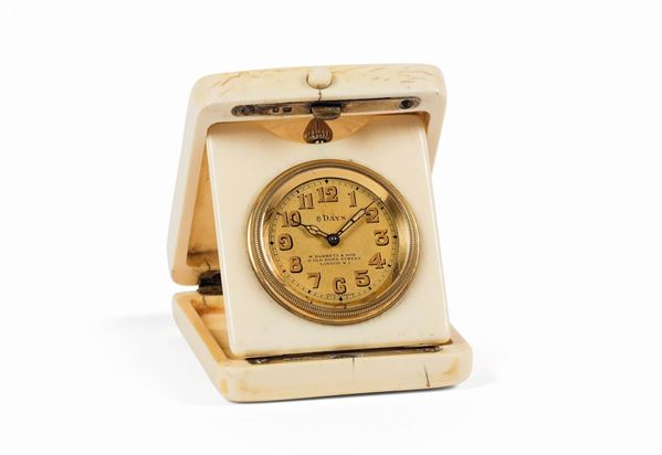 W.BARRET&SON, 9 Old Bond Street, London W1, piccolo orologio da viaggio in avorio e argento con riserva di carica 8 giorni. Realizzato nel 1920 circa