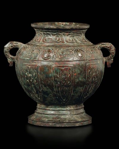 Vaso in Bronzo con Manici con Decoro Geometrico D'sipirazione Arcaica e Marca All'interno, Cina, ...