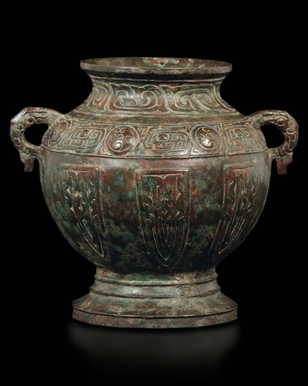 Vaso in bronzo con manici con decoro geometrico d'sipirazione arcaica e marca all'interno, Cina, Dinastia Ming, XVII secolo
