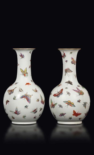 Coppia di Vasi in Porcellana Famiglia Rosa con Decoro di Farfalle, Cina, Inizio XX Secolo