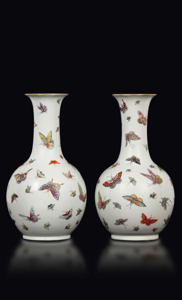Coppia di vasi in porcellana Famiglia Rosa con decoro di farfalle, Cina, inizio XX secolo
