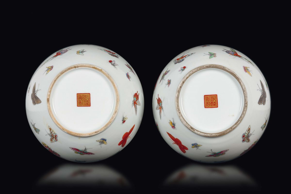 Coppia di Vasi in Porcellana Famiglia Rosa con Decoro di Farfalle, Cina, Inizio XX Secolo