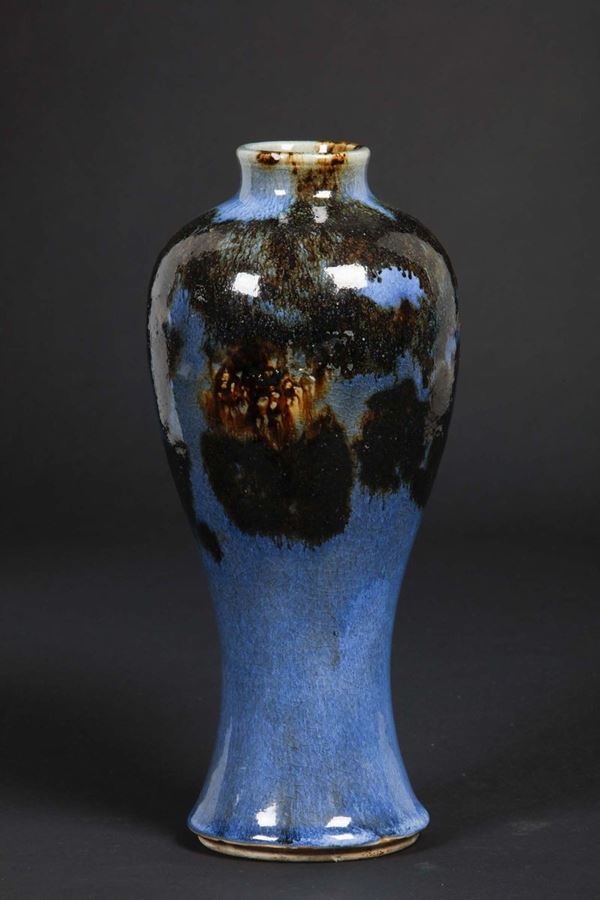 Vaso in porcellana Jun nei toni del celeste e del bruno, Cina, Dinastia Qing, XIX secolo