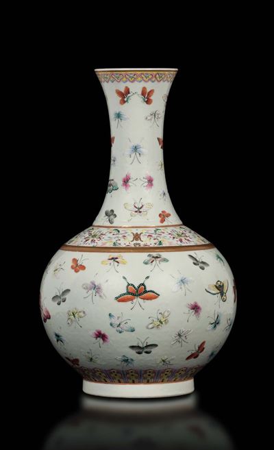 Vaso a Bottiglia in Porcellana Famiglia Rosa con Decoro a Farfalle, Cina, Dinastia Qing, Marchio ...