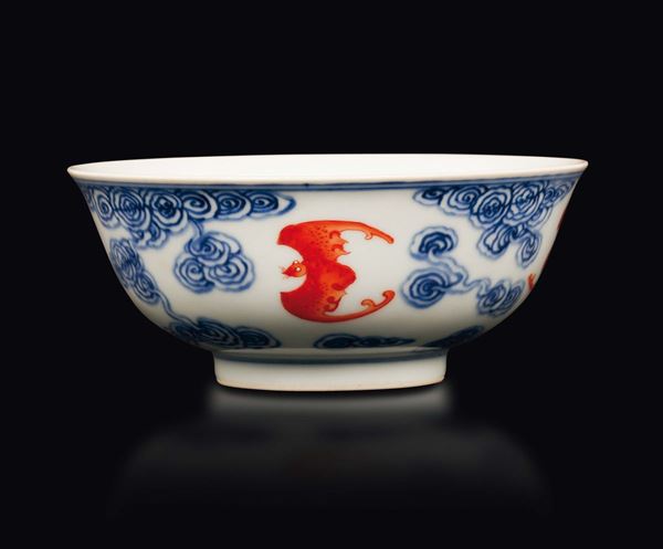 Coppa in porcellana bianca e blu con decoro di pipistrelli rossi, Cina, Dinastia Qing, marchio e del periodo Guangxu (1875-1908)