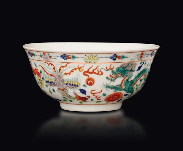 Coppa in porcellana a smalti policromi con raffigurazioni di drago e fenice, Cina, Dinastia Qing, marchio e del periodo Guangxu (1875-1908)