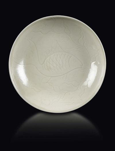Piatto in Porcellana Ding con Immagine di Carpa, Cina, Dinastia Song (960-1279)