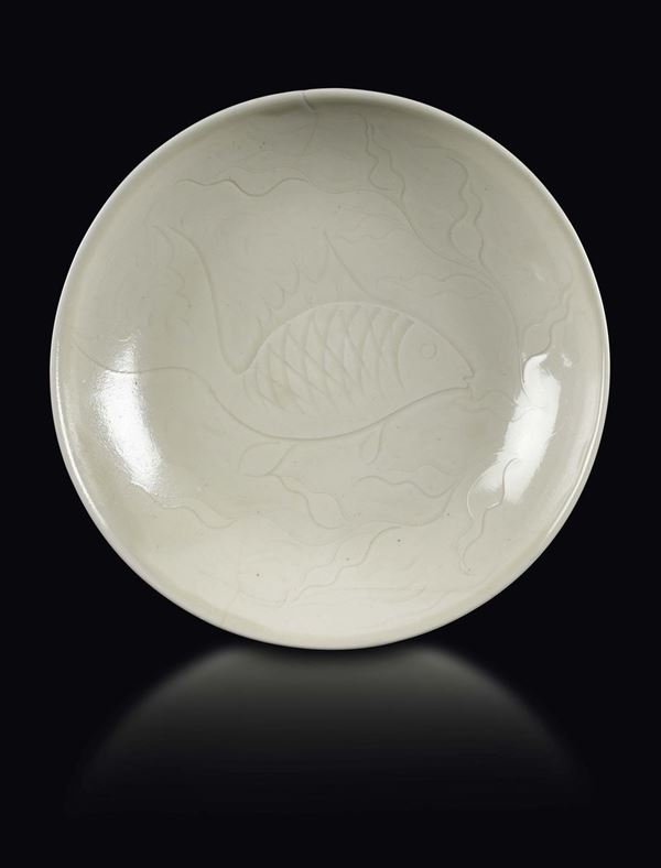 Piatto in porcellana Ding con immagine di carpa, Cina, Dinastia Song (960-1279)