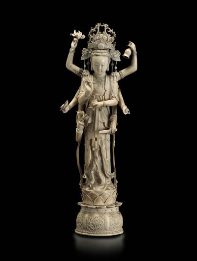 Scultura in Avorio Raffigurante Divinità Eretta Sopra Fiore di Loto con Simboli Rituali tra le Ma...