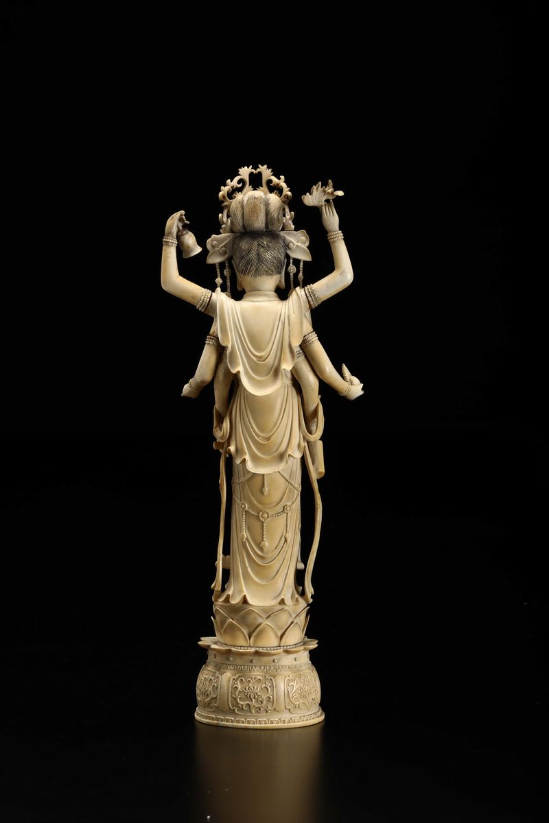 Scultura in Avorio Raffigurante Divinità Eretta Sopra Fiore di Loto con Simboli Rituali tra le Ma...