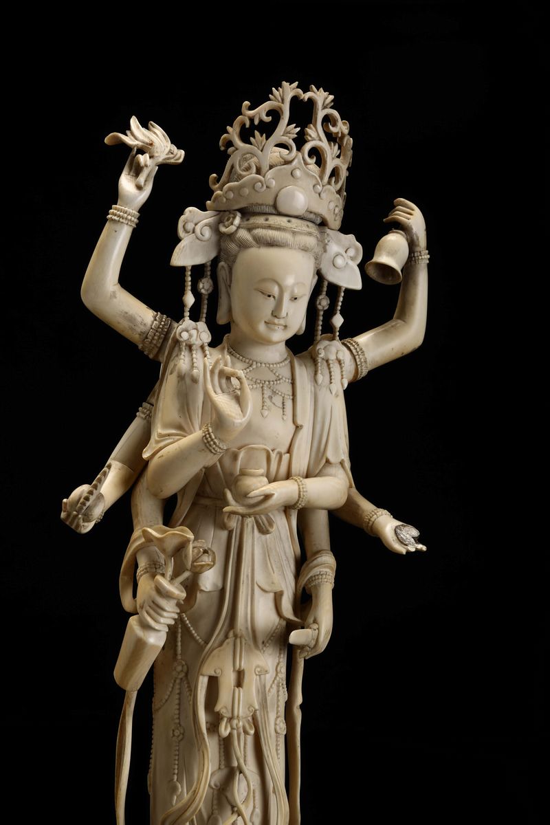 Scultura in Avorio Raffigurante Divinità Eretta Sopra Fiore di Loto con Simboli Rituali tra le Ma...