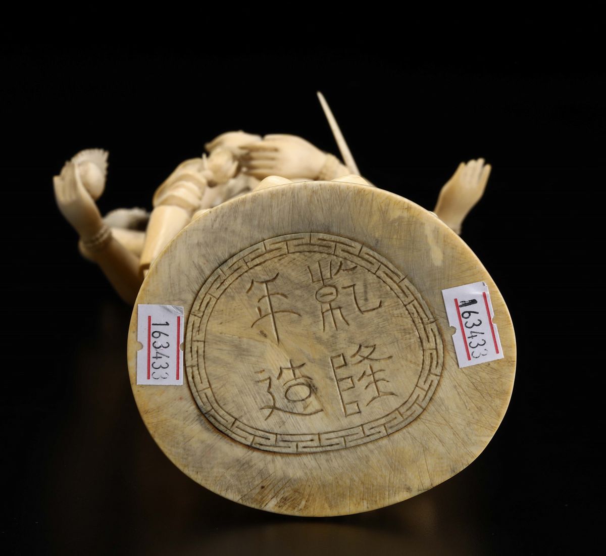 Scultura in Avorio Raffigurante Divinità Eretta Sopra Fiore di Loto con Simboli Rituali tra le Ma...