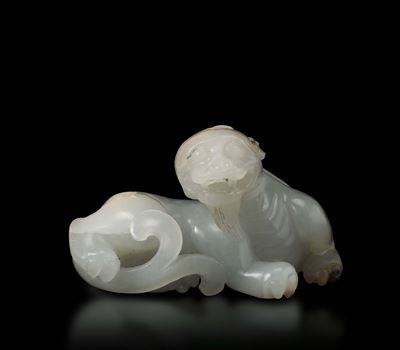 Figura di Cane Scolpito in Giada Bianca e Russet, Cina, Dinastia Qing, XIX Secolo