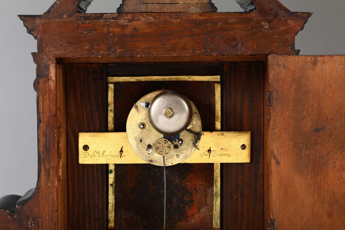 Pendola Italiana in Legno Ebanizzato e Impiallacciata in Tartaruga, Firmata Macchiavellus, Period...