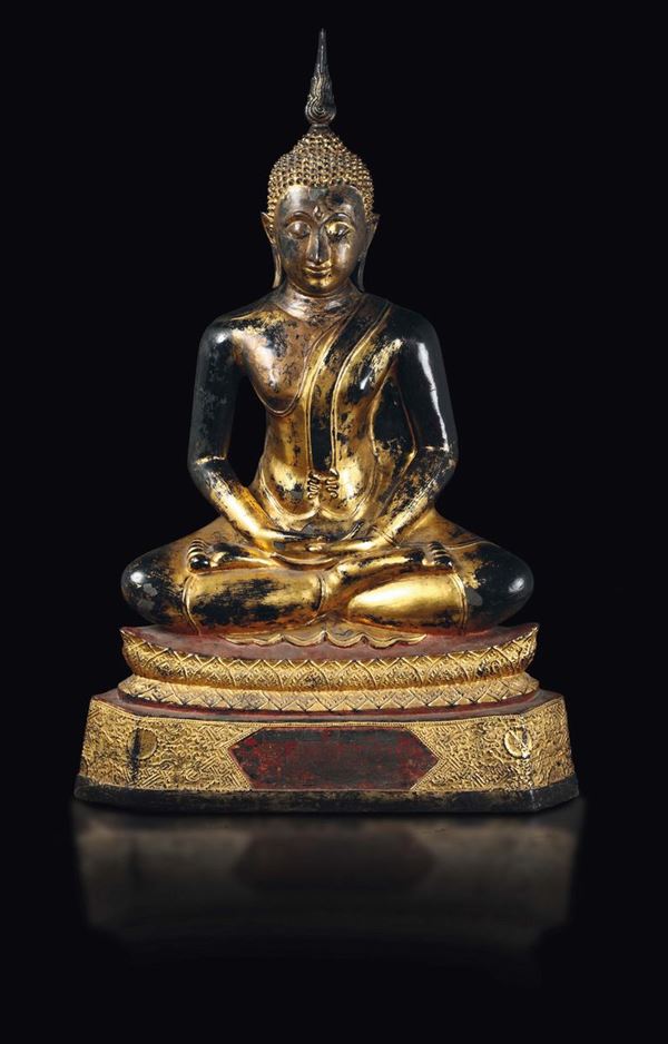 Figura di Buddha seduto su fiore di loto in bronzo dorato, Thailandia, XIX secolo