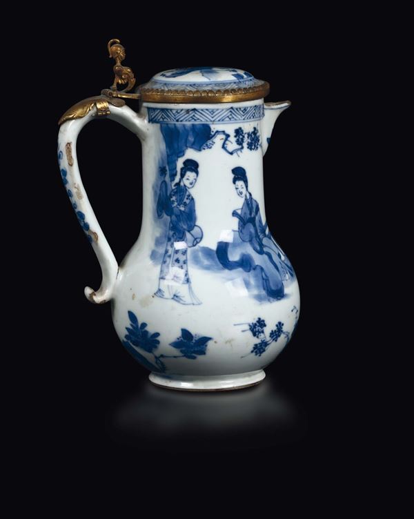 Caffettiera in porcellana bianca e blu con figure di Guanyin e profili in bronzo dorato, Cina, Dinastia Qing, XVIII secolo