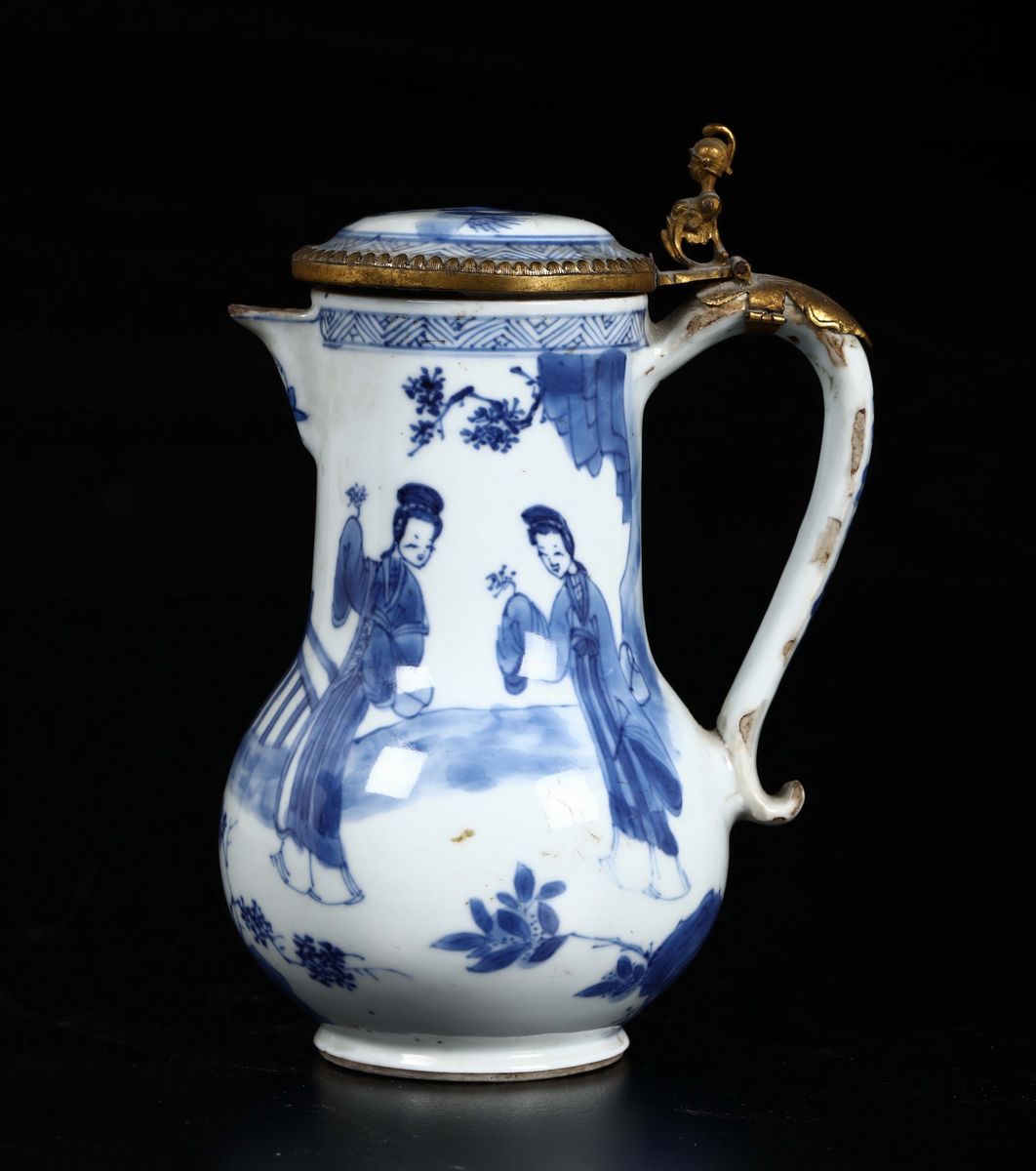 Caffettiera in Porcellana Bianca e Blu con Figure di Guanyin e Profili in Bronzo Dorato, Cina, Di...