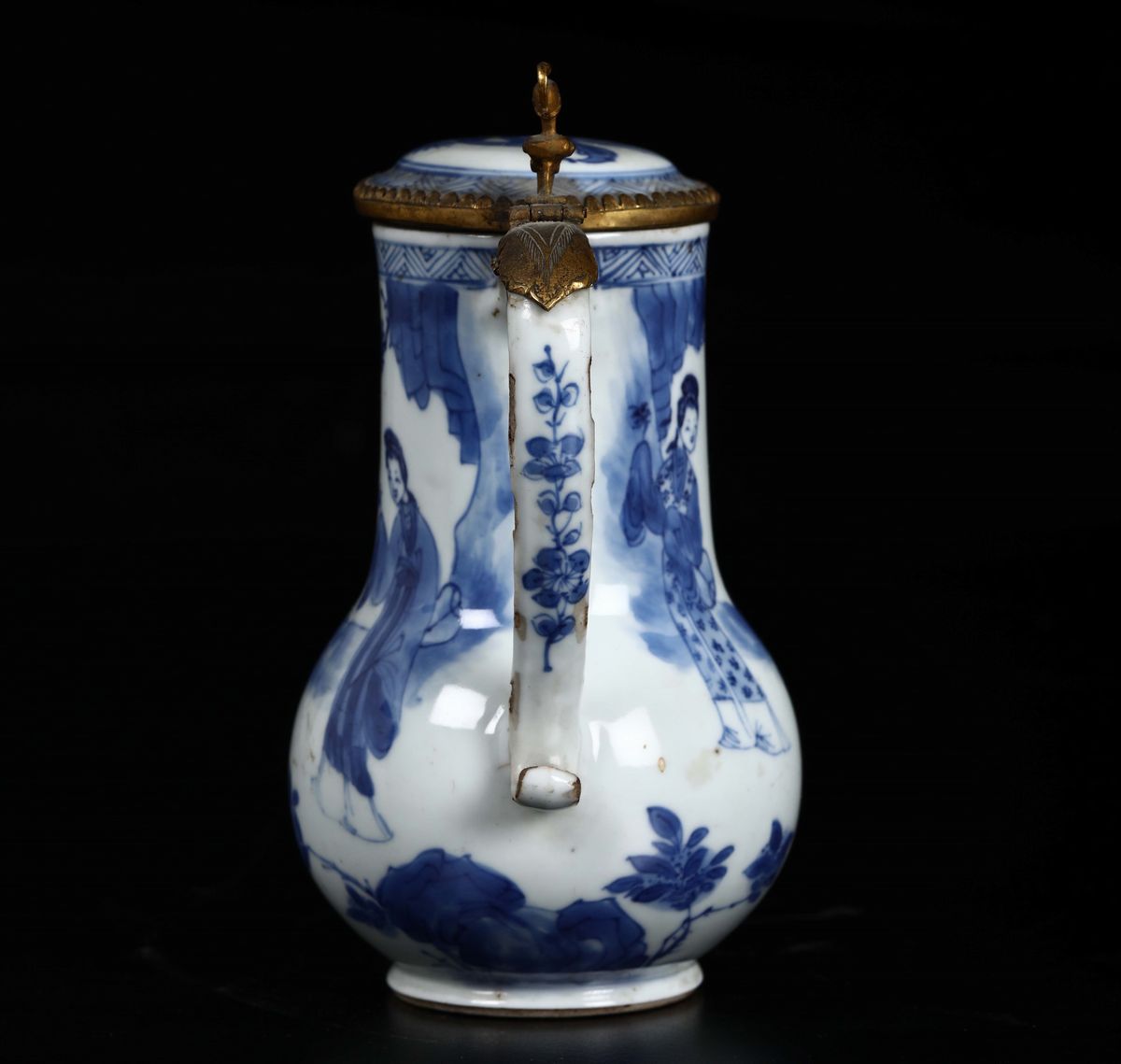 Caffettiera in Porcellana Bianca e Blu con Figure di Guanyin e Profili in Bronzo Dorato, Cina, Di...