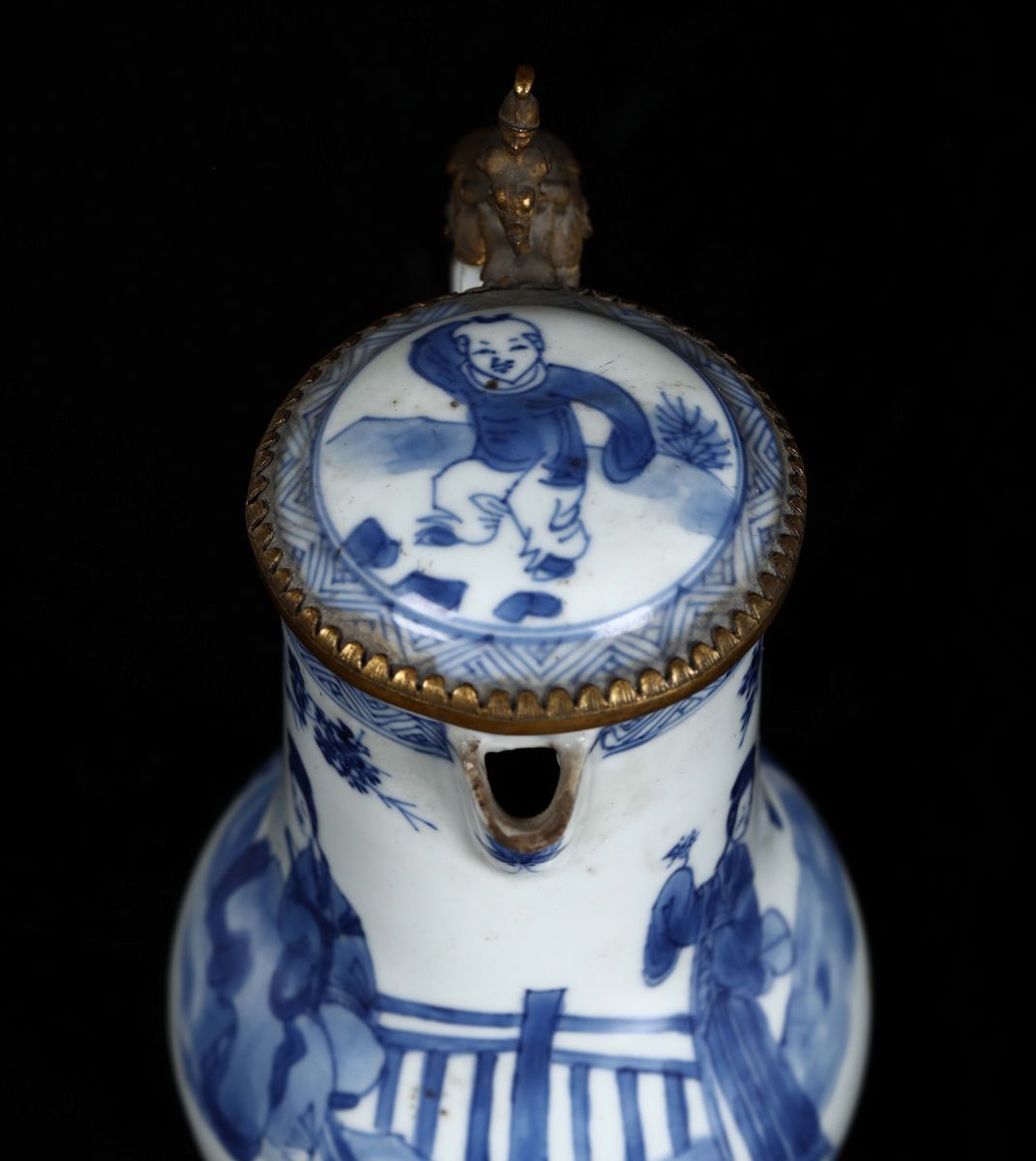 Caffettiera in Porcellana Bianca e Blu con Figure di Guanyin e Profili in Bronzo Dorato, Cina, Di...