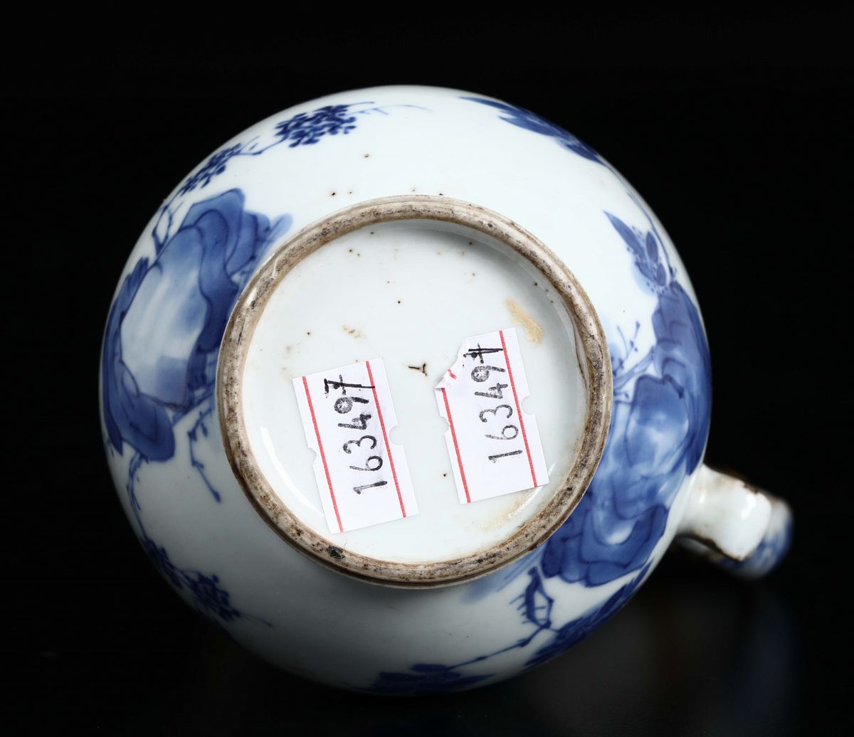 Caffettiera in Porcellana Bianca e Blu con Figure di Guanyin e Profili in Bronzo Dorato, Cina, Di...