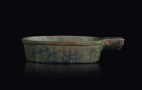 Mestolo in bronzo con iscrizioni sul corpo, Cina, Dinastia Ming, XVII secolo