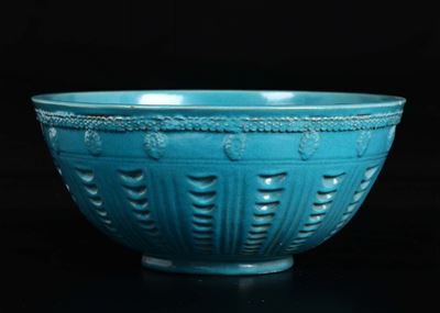 Ciotola in Porcellana a Smalto Celeste con Decoro a Rilievo, Persia, XIX Secolo