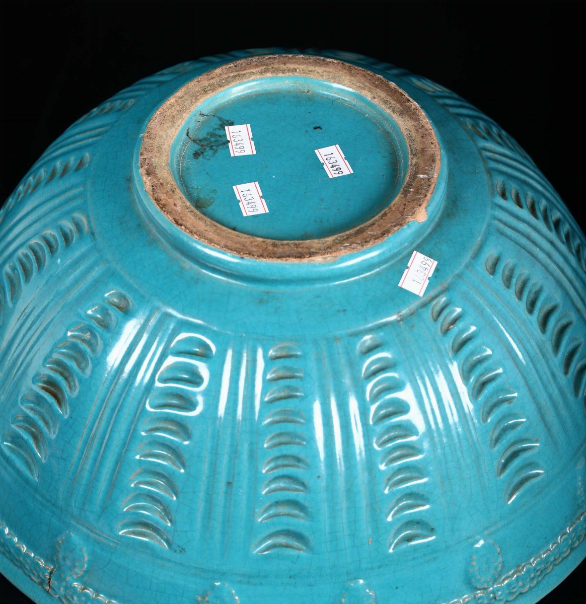 Ciotola in Porcellana a Smalto Celeste con Decoro a Rilievo, Persia, XIX Secolo
