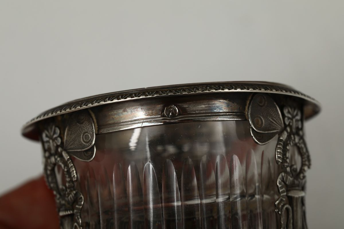 Oliera con Saliere in Argento Primo Titolo Fuso, Sbalzato e Cesellato e Vetri Molati, Parigi, Bol...