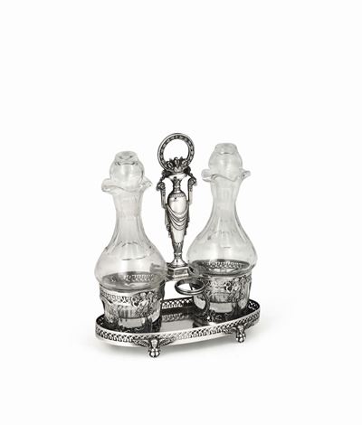 Oliera in Argento Fuso, Sbalzato, Traforato e Cesellato. Bottiglie in Vetro Molato (non Coeve), P...