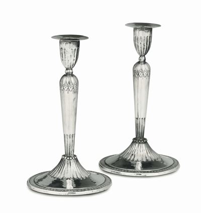 Coppia di Candelieri in Argento Sbalzato e Cesellato, Genova, Inizio XIX Secolo, Marchio della To...