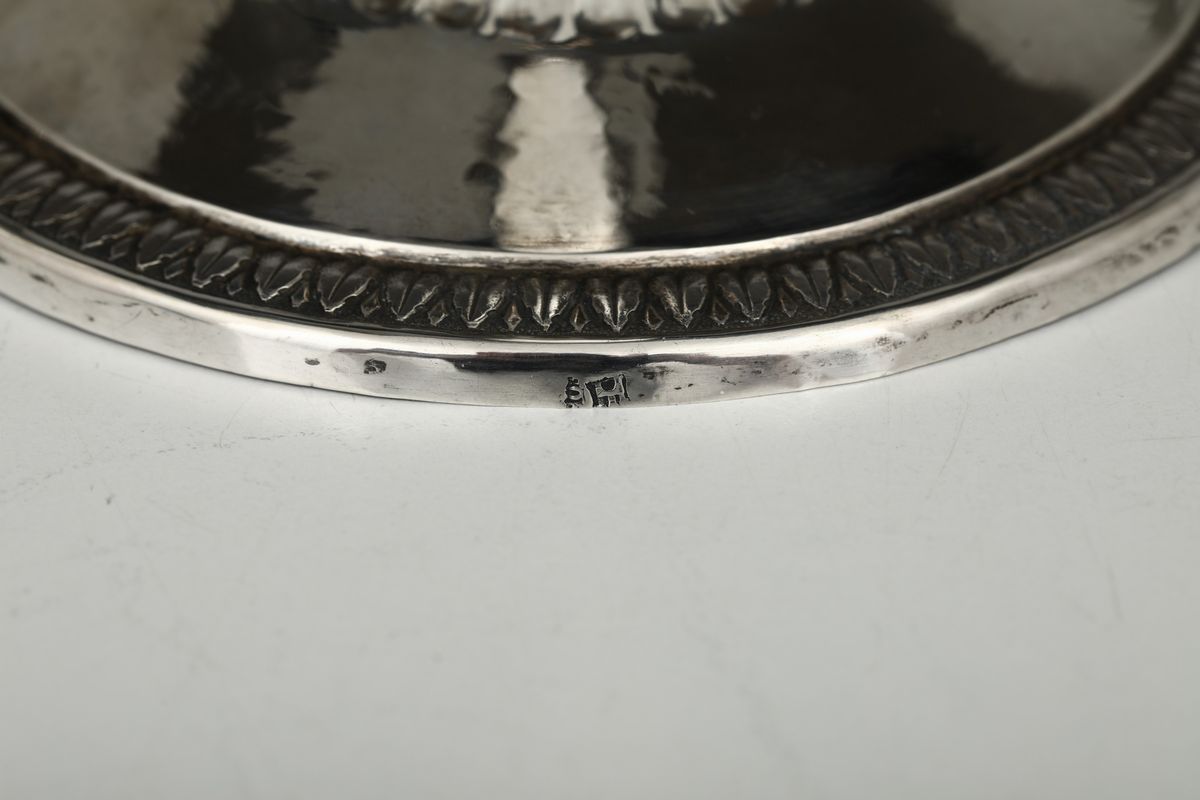 Coppia di Candelieri in Argento Sbalzato e Cesellato, Genova, Inizio XIX Secolo, Marchio della To...