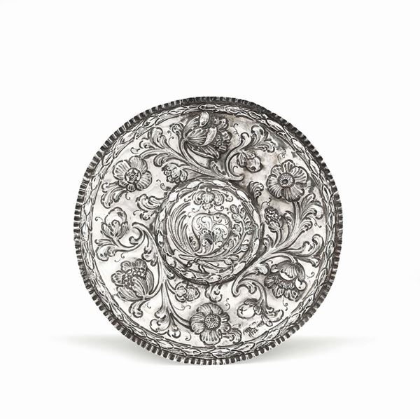 Piatto da parata in argento sbalzato e cesellato, Messina, 1715, marchio della città, bollo del console Antonio Frassica (A.F.C.) e dell’orefice non identificato (P…)