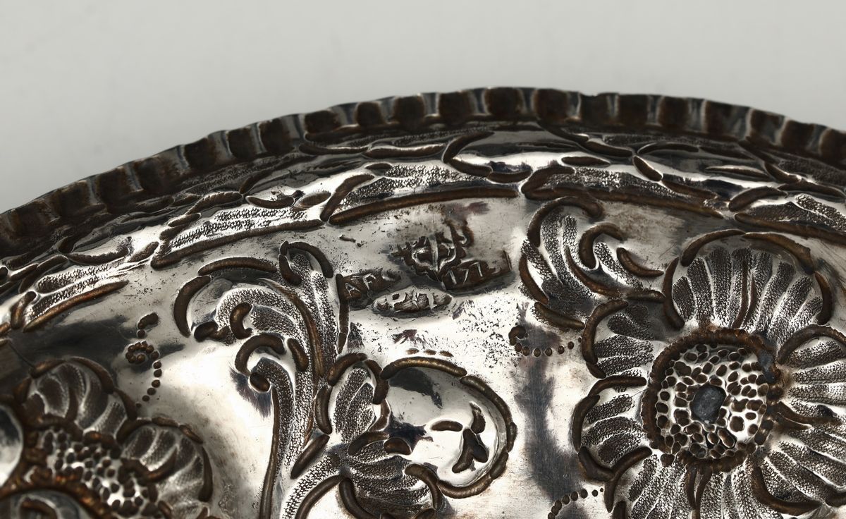 Piatto da Parata in Argento Sbalzato e Cesellato, Messina, 1715, Marchio della Città, Bollo del C...