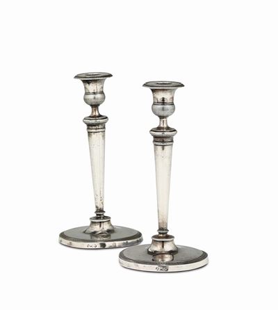 Coppia di Candelieri in Argento Sbalzato e Cesellato, Milano, Prima Metà del XIX Secolo, Bolli De...