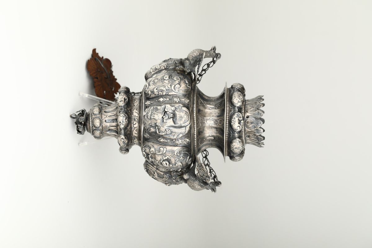 Lampada Votiva in Argento Sbalzato e Cesellato, Mantova XVIII Secolo. Bollo di Garanzia (lettere ...