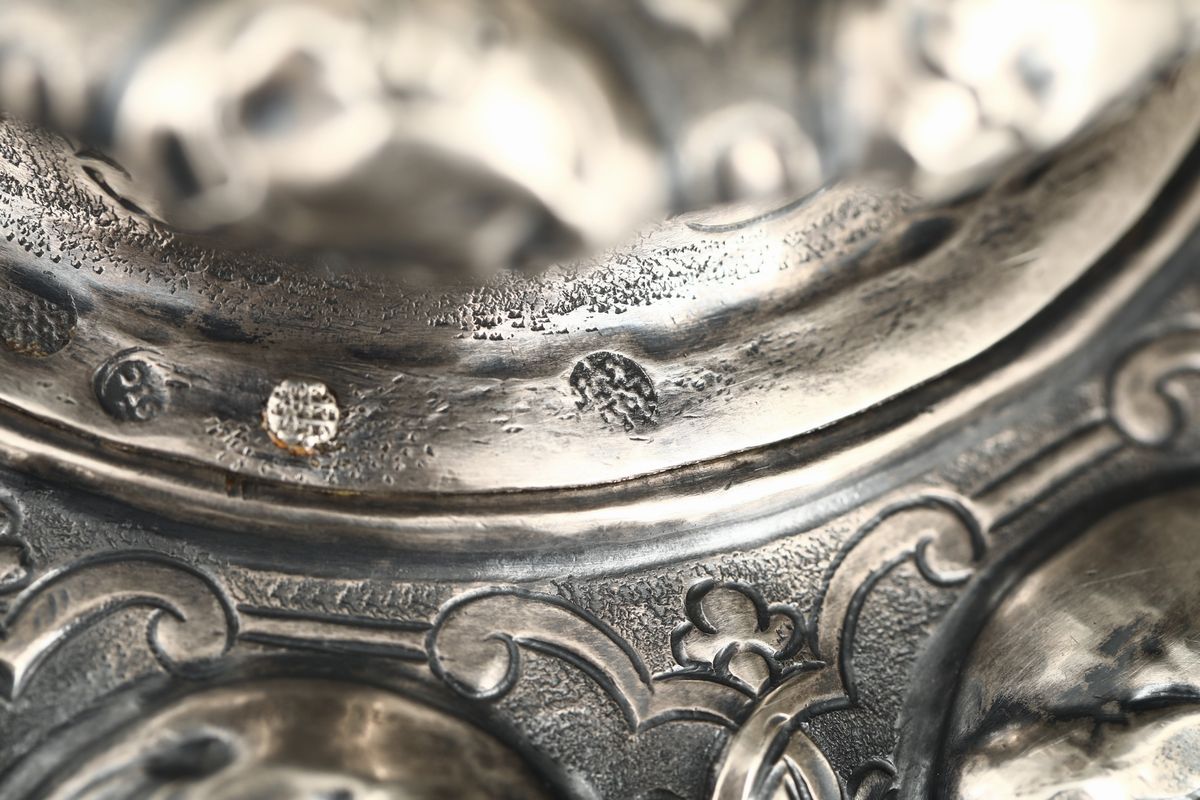Lampada Votiva in Argento Sbalzato e Cesellato, Mantova XVIII Secolo. Bollo di Garanzia (lettere ...