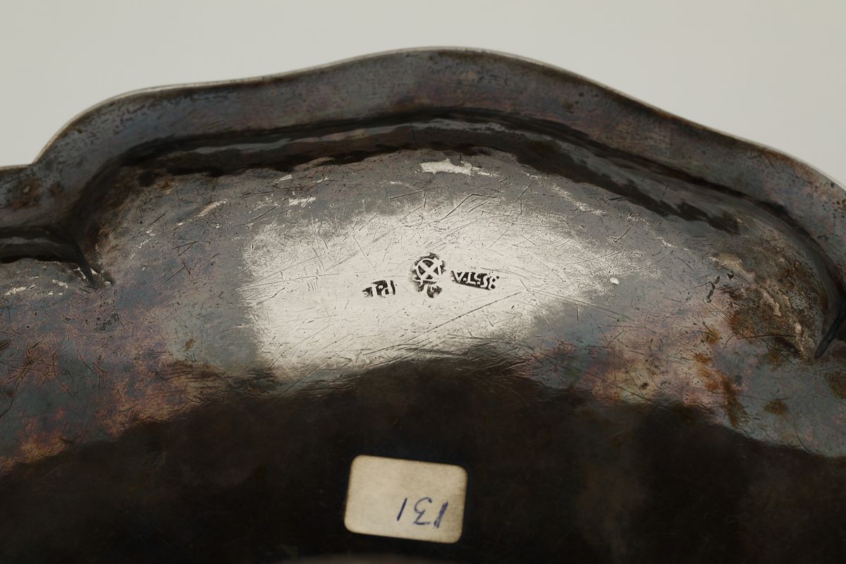 Alzata in Argento Sbalzato e Cesellato, Messina, 1758, Marchio di Garanzia della Città, Bollo del...