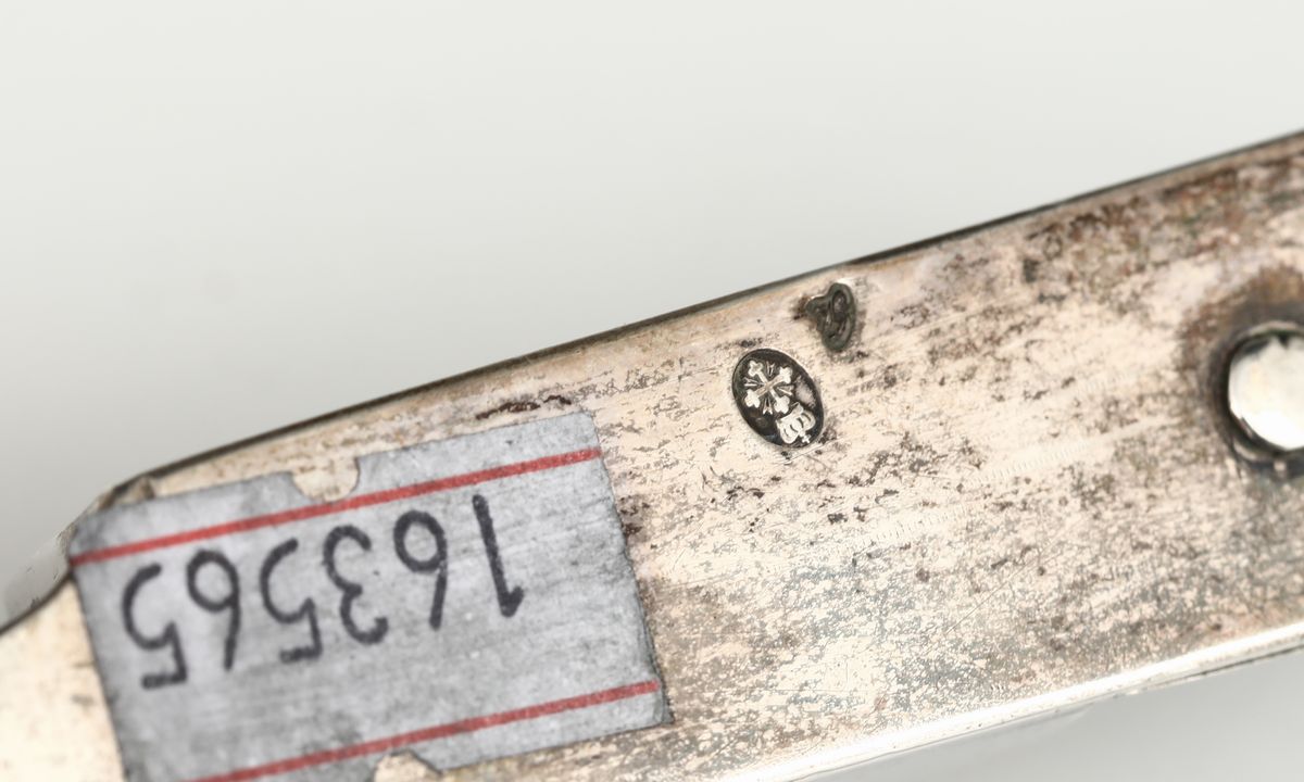 Spegnimoccolo con Vassoio in Argento Sbalzato e Cesellato, Alessandria, Metà XIX Secolo, Bolli di...