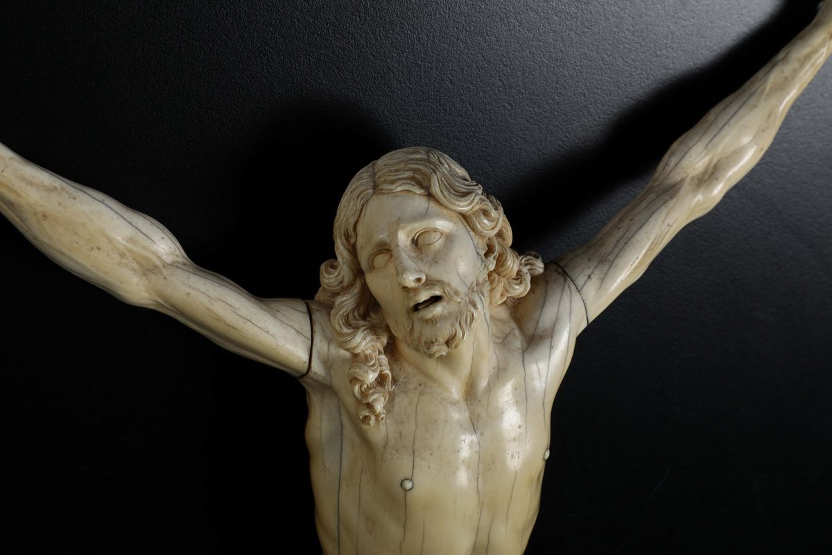 Cristo Vivo in Avorio Scolpito. Scultore Barocco Italiano o Francese del XVII Secolo