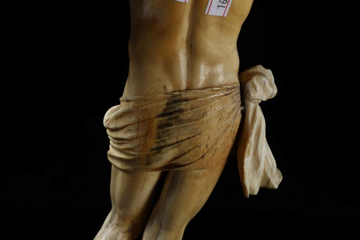 Cristo Vivo in Avorio Scolpito. Scultore Barocco Italiano o Francese del XVII Secolo
