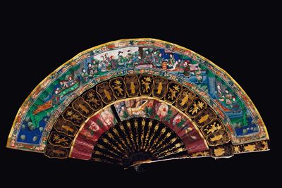 Ventaglio Dipinto con Personaggi in Legno Laccato e Stoffa, Cina, Dinastia Qing, Fine XIX Secolo