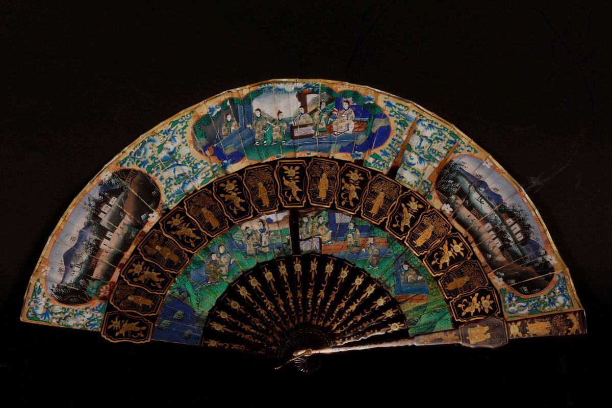 Ventaglio Dipinto con Personaggi in Legno Laccato e Stoffa, Cina, Dinastia Qing, Fine XIX Secolo