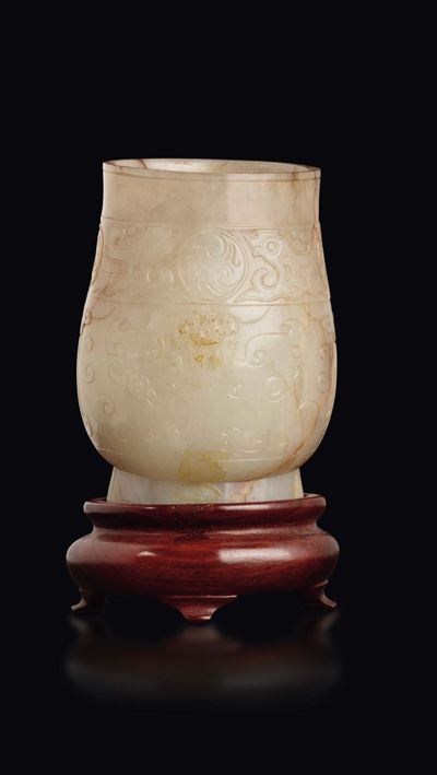Vasetto in Giada Bianca e Russet con Decoro in Stile Arcaico, Cina, Dinastia Qing, XVIII Secolo