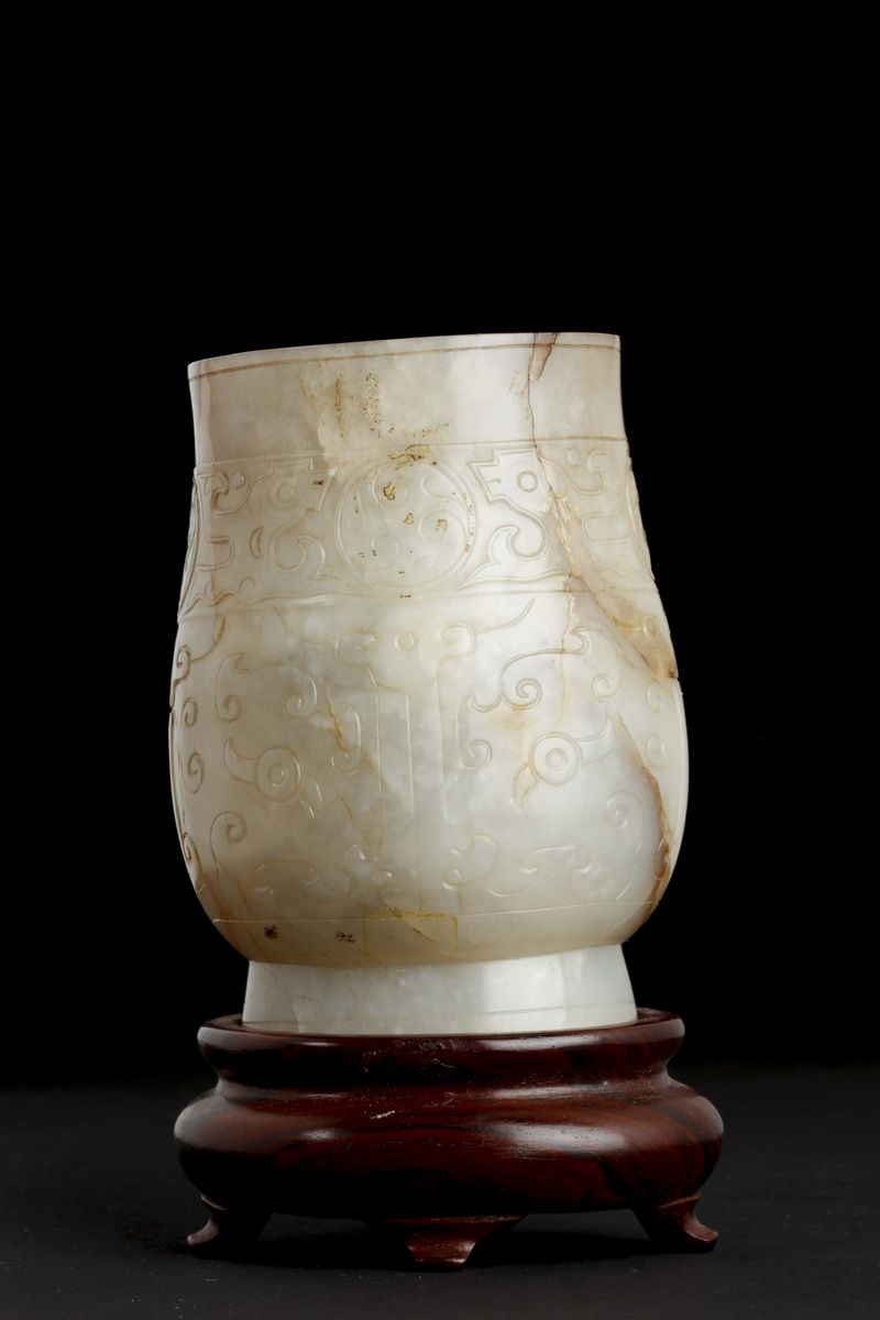 Vasetto in Giada Bianca e Russet con Decoro in Stile Arcaico, Cina, Dinastia Qing, XVIII Secolo
