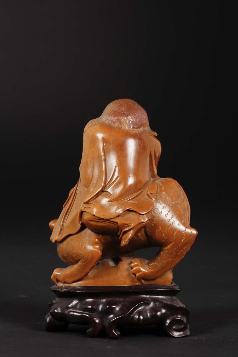 Figura di Saggio Sopra Pantera Scolpito in Saponaria, Cina, Dinastia Qing, XIX Secolo
