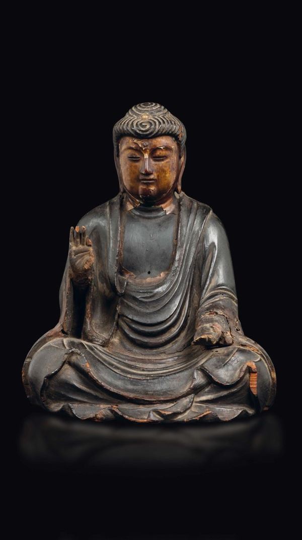 Figura di Buddha seduto in legno con tracce di laccatura, Giappone, periodo Edo, XVI secolo